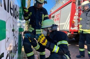 Feuerwehr Schermbeck: FW-Schermbeck: Tier in Altkleidercontainer