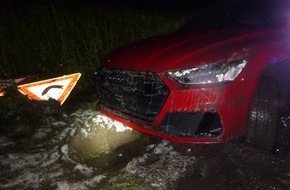 Polizei Bielefeld: POL-BI: PKW-Fahrer schleift Straßenschilder mit und fährt sich fest