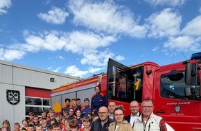 Feuerwehr Xanten: FW Xanten: &Uuml;bergabe von Atemschutzflaschen-Attrappen an die Kinder- und Jugendfeuerwehr