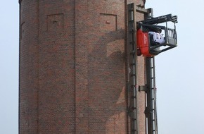 Linde Aktiengesellschaft: Gabelstapler fährt senkrecht die Wand hoch