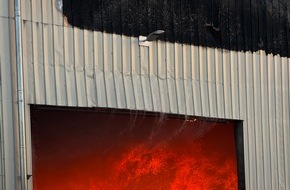 Feuerwehr Dresden: FW Dresden: Großeinsatz der Feuerwehr Dresden - Brand in Recyclingunternehmen