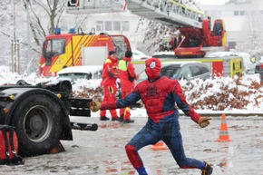 FW Bremerhaven: Nikolausaktion der Feuerwehr beim Klinikum Bremerhaven-Reinkenheide