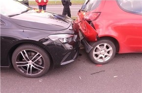 Polizei Mettmann: POL-ME: Eine Schwerverletzte nach Auffahrunfall - vier Autos beschädigt - Langenfeld - 2402019