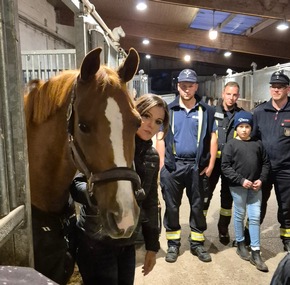 FW Schalksmühle: Feuerwehr trifft Pferd