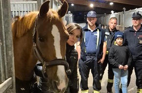 Freiwillige Feuerwehr Schalksmühle: FW Schalksmühle: Feuerwehr trifft Pferd