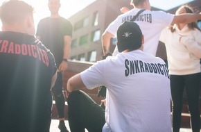 Urlaubsguru GmbH: SNKRADDICTED präsentiert erste Modekollektion für Sneaker-Fans