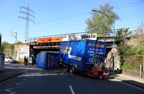 Feuerwehr Essen: FW-E: LKW mit Anhänger touchiert Eisenbahnbrücke, Fahrer leicht verletzt