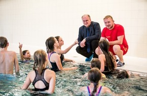 Deutsche Fernsehlotterie: Sachsen-Anhalts Ministerpräsident Dr. Reiner Haseloff zu Besuch bei den KINDERREISEN der DEUTSCHEN FERNSEHLOTTERIE in Magdeburg