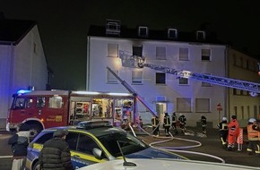 Kreisfeuerwehrverband Neunkirchen: FW LK Neunkirchen: Nächtlicher Brand zerstört Wohnung in Hospitalstraße