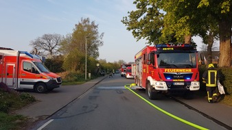 Kreisfeuerwehrverband Rendsburg-Eckernförde: FW-RD: Hausbewohner bei Brand schwer verletzt In der Wohnsiedlung Kastanienhof, in Holtsee, kam es Heute (27.04.2020) zu einem Feuer bei dem eine Person schwer verletzt wurde.