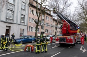 Feuerwehr Bochum: FW-BO: Kellerbrand an der Bessemerstraße - Feuerwehr rettet fünf Personen über Drehleiter