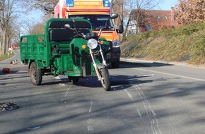 Polizei Minden-Lübbecke: POL-MI: Dreirädriges Kleinkraftrad stürzt bei Unfall auf die Seite - Fahrer schwer verletzt