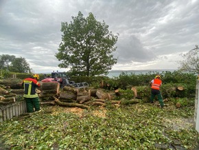 FW &Uuml;berlingen: Heftiges Unwetter fordert Feuerwehr und f&uuml;hrt zu 72 Eins&auml;tzen innerhalb kurzer Zeit / umgest&uuml;rzte B&auml;ume / vollgelaufene Keller / blockierte Fahrbahnen / abgedeckte H&auml;user
