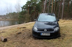 Polizei Paderborn: POL-PB: Am Habichtsee mit Golf festgefahren - Polizei sucht Zeugen