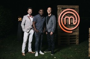 Sky Deutschland: Spitzenkoch Nelson Müller erwartet die letzten neun "MasterChef"-Kandidaten mit Rehrücken und Dosenlachs