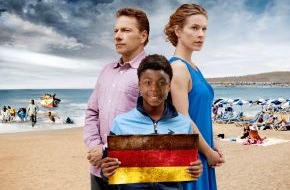 SAT.1: Flüchtlingsjunge mischt die Ferien von Lisa Martinek und Richy Müller auf -SAT.1-Film "Willkommen im Club" am 3. September / Thema Flüchtlinge in "akte20.13" und "Eins gegen Eins" (BILD)