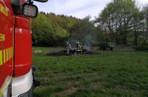 Feuerwehr Detmold: FW-DT: Brennender Verkaufsanhänger
