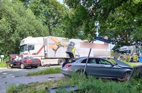 Feuerwehr Gemeinde Rheurdt: FW Rheurdt: Verkehrsunfall zwischen Laster und zwei Autos: zwei Verletzte
