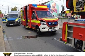 Feuerwehr München: FW-M: Rettungswagen trifft auf Drehleiter (Neuhausen)