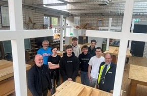 Kreispolizeibehörde Kleve: POL-KLE: Kreis Kleve - Fünf neue weiße Kreuze für den Opferschutz / Schülerprojekt am Berufskolleg Geldern übergibt Mahnmale