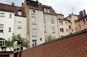 Feuerwehr Essen: FW-E: Dramatische Rettungsaktion aus etwa 15 Metern Höhe, sechsjährigen Jungen vom Dach gerettet