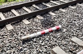 Bundespolizeidirektion Sankt Augustin: BPOL NRW: Bundespolizei ermittelt in Sachen gefährlichen Eingriffs in den Bahnverkehr - Absperrpfosten wurde von unbekannten Personen auf die Gleise gelegt
