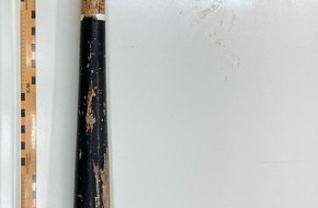 Polizei Gütersloh: POL-GT: Räuber droht mit Baseballschläger - Polizei veröffentlicht Fotos der Tatbekleidung und des Baseballschlägers