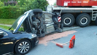 FW-Heiligenhaus: Tonnenschwerer Kran rollt Straße hinab (Meldung 17/2016