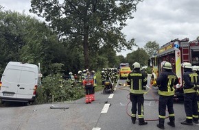 Freiwillige Feuerwehr Aurich: FW-AUR: Nach Zusammensto&szlig; im Fahrzeug eingeschlossen