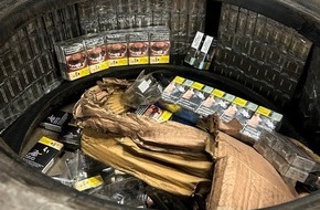 Hauptzollamt Ulm: HZA-UL: Z&ouml;llner stoppen t&uuml;rkischen LKW mit 25.000 Schmuggelzigaretten in den Reserver&auml;dern