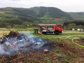 FW-OE: Abraumfeuer gerät außer Kontrolle - Feuerwehr löscht Waldbrand