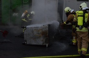 Kreisfeuerwehrverband Rendsburg-Eckernförde: FW-RD: 104 Feuerwehrkräfte bei Feuer in einer Gummiwarenfabrik im Einsatz

In der Helgoländer Straße, bei einer Gummiwarenfabrik kam es heute (22.06.2019) zu einem Feuer.