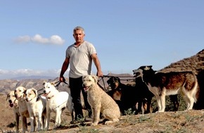 sixx: König der Hunde! Der berühmteste Hundetrainer der Welt startet mit neuer Show: "Cesar Millan: Auf den Hund gekommen" ab 9. Juli 2014 um 20.15 Uhr auf sixx (FOTO)