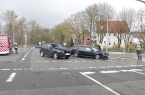 Kreispolizeibeh&ouml;rde H&ouml;xter: POL-HX: Verkehrsunfall mit einem verletzten Pkw- Fahrer in Brakel