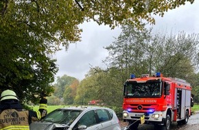 Feuerwehr Essen: FW-E: Schwerer Verkehrsunfall - Pkw durchbricht Leitplanke und droht Abhang abzurutschen