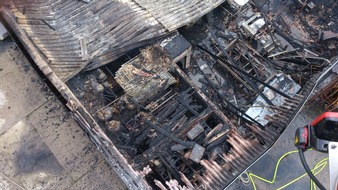 FW-KLE: Abschlussmeldung: Lagerhallenbrand in Bedburg-Hau. Schwierige Löscharbeiten. Halle ist einsturzgefährdet.