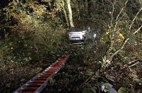 Polizeipräsidium Westpfalz: POL-PPWP: Auto kommt von Waldweg ab und überschlägt sich