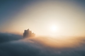 Hamburg Marketing gewinnt PR-Bild Award 2019 mit dem Foto &quot;Elbphilharmonie im Nebel&quot;