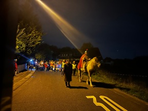 FW Hennef: Feuerwehr Hennef unterstützt Martinszüge