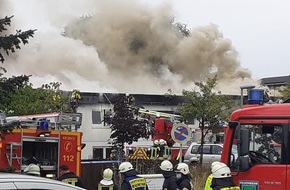 Kreisfeuerwehrverband Rendsburg-Eckernförde: FW-RD: Großbrand Geschäftshaus in Molfsee