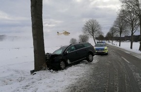 Polizeiinspektion Lüneburg/Lüchow-Dannenberg/Uelzen: POL-LG: ++ Pkw muss aufgrund Gegenverkehr ausweichen - mit Baum kollidiert - schwer verletzt - Polizei sucht entgegenkommenden Pkw oder Zeugen ++