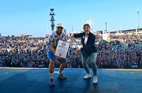 REKORD-INSTITUT für DEUTSCHLAND: Erfolgreicher RID-Weltrekord bei »ROCK AM RING 2023«: MC Fitti und Fans singen »lautestes Geburtstagsständchen« (105 dBA) für 50 Jahre Lidl