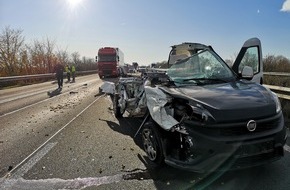 Polizeidirektion Neustadt/Weinstraße: POL-PDNW: Schwerer Verkehrsunfall nach Handynutzung