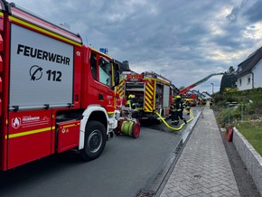 FW Wenden: Zimmerbrand in Wenden: Feuer greift von Balkon auf Wohnung und Dach &uuml;ber