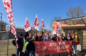 IGBCE Bayern: Beschäftigte demonstrieren für mehr Geld und Gewerkschaftsbonus