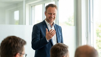 Vertriebskiste Consulting GmbH: Vom Kollegen zum Chef: Warum der Mittelstand bei Nachwuchsf&uuml;hrungskr&auml;ften umdenken muss