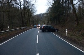 Polizeiinspektion Northeim: POL-NOM: Verkehrsunfall mit drei beteiligten Fahrzeugen