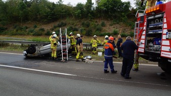 Feuerwehr Lüdenscheid: FW-LÜD: Große Einsatzübung des LZ Oberrahmede auf der Autobahn Kameraden überraschen Jubilar am sonntäglichen Übungsdienst