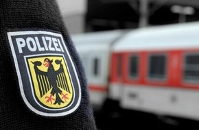 Bundespolizeidirektion M&uuml;nchen: Bundespolizeidirektion M&uuml;nchen: Unbekannte legen Betonbrocken auf Schienen / Hoher Sachschaden an Lok - Bundespolizei ermittelt wegen gef&auml;hrlichen Eingriffs