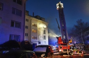 Feuerwehr Köln: 10 Hausbewohner bei Wohnungsbrand von der Feuerwehr Köln gerettet